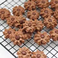 ilustrasi kue semprit coklat/copyright by Rosdaniar (Shutterstock)