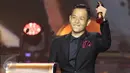 Komika Ernest Prakasa meraih penghargaan sebagai Penulis Skenario Terpuji Festival Film Bandung (FFB) 2016 dalam film 'Ngenes', di Monumen Perjuangan Rakyat Jawa Barat, Sabtu (24/9). (Liputan6.com/Herman Zakharia)