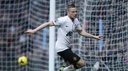 Gelandang Manchester United Tom Cleverley melakukan selebrasi setelah berhasil memperbesar kedudukan pada pertandingan sepak bola Liga Utama Inggris antara Aston Villa vs Manchester United di Villa Park Birmingham (151213). (AFP/Adrian Dennis)