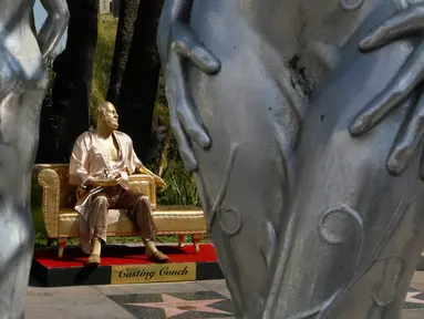 Patung produser film, Harvey Weinstein dipajang dekat lokasi ajang Piala Oscar atau Academy Awards ke 90 di Hollywood, California, Kamis (1/3). Seniman Plastic Jesus memamerkan patung berjudul 'Casting Couch' tersebut. (AP/Damian Dovarganes)