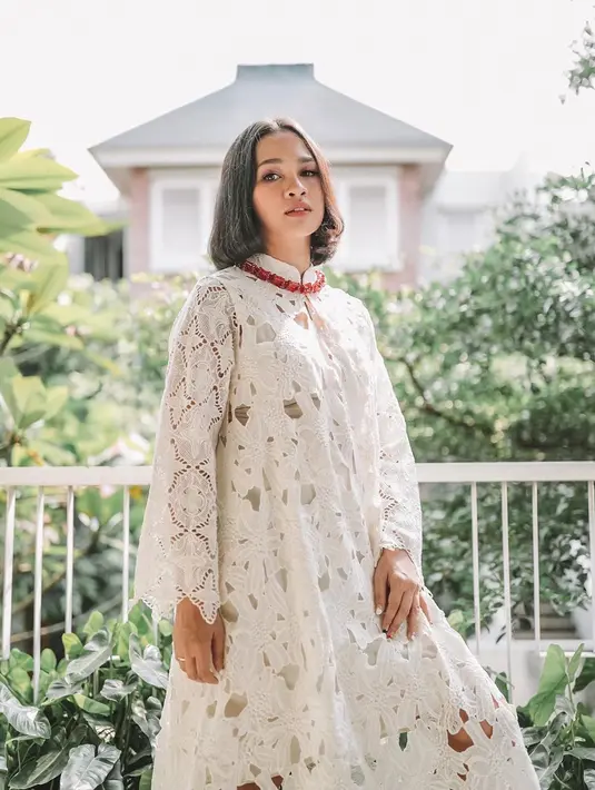 Setelah Andien menyapa dirinya sendiri, ia pun mengajukan sejumlah pertanyaan untuk diri sendiri juga. Bukan soal karier, melainkan tentang perjalanan batin untuk menjadi diri yang lebih baik. (Instagram/andienaisyah)