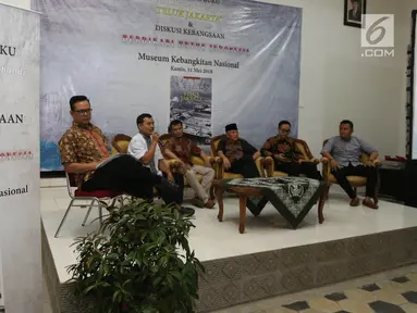 Tim penulis buku Aminudin (kedua kiri) dan Khoirul Fata (ketiga kiri) memberi pemaparannya saat diskusi buku Melawan Konspirasi Global di Teluk Jakarta di Jakarta, Kamis (31/5). (Liputan6.com/Pool/Odoy)