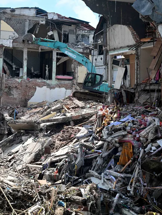 BNPB menyatakan total korban meninggal akibat banjir di Bali menjadi 16 orang dan semua sudah dievakuasi personel gabungan di lapangan. (SONNY TUMBELAKA/AFP)