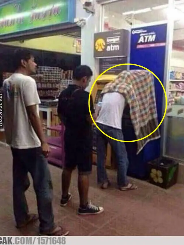 6 Kelakuan Nyeleneh Orang saat Pakai Sarung Ini Bikin Geleng Kepala