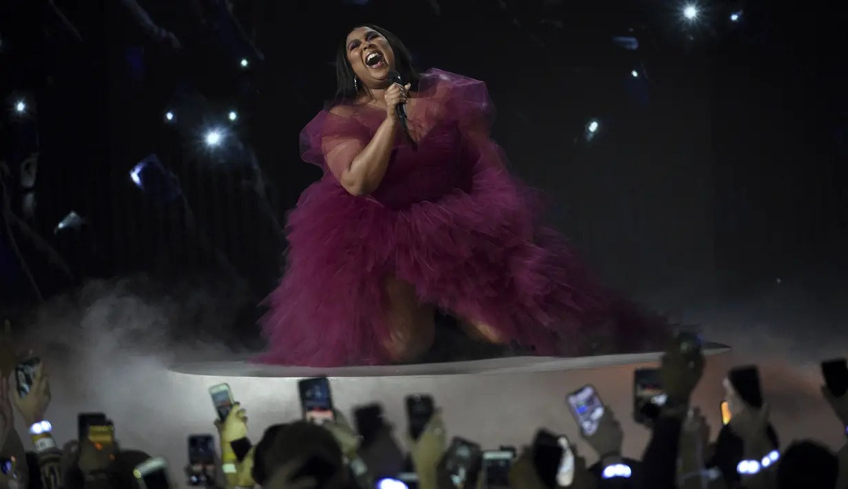 Aksi panggung Lizzo membawakan lagu "Jerome" selama American Music Awards 2019 Microsoft Theater di Los Angeles, California (24/11/2019). (AP Photo/Chris Pizzello)