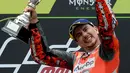 Pembalap Spanyol dari tim Ducati, Jorge Lorenzo mengangkat tropi usai memenangkan balapan MotoGP Catalunya di Sirkuit Catalunya di Montmelo, (17/6). (AFP PHOTO / Josep Lago)