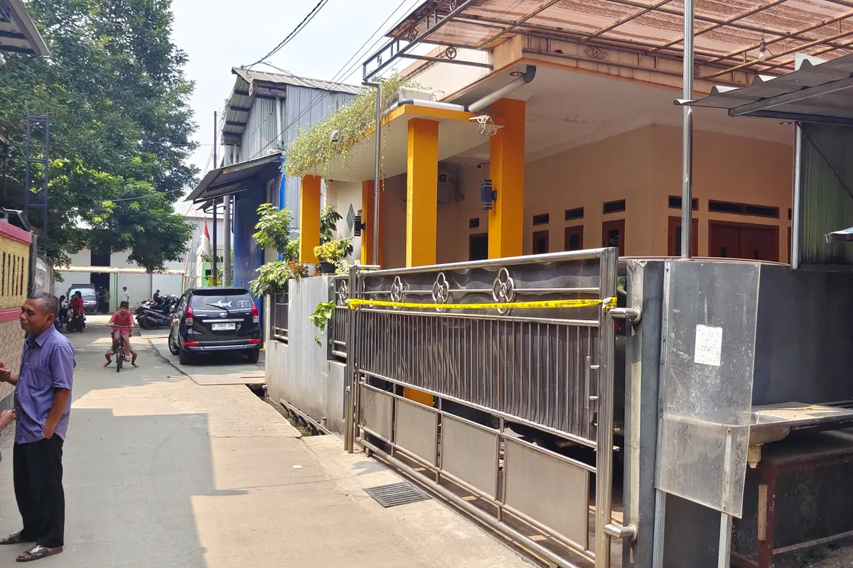 Kondisi rumah Rifki Azis Ramadhan yang tega membantai kedua orang tuanya di Depok. (Dicky Agung Prihanto)