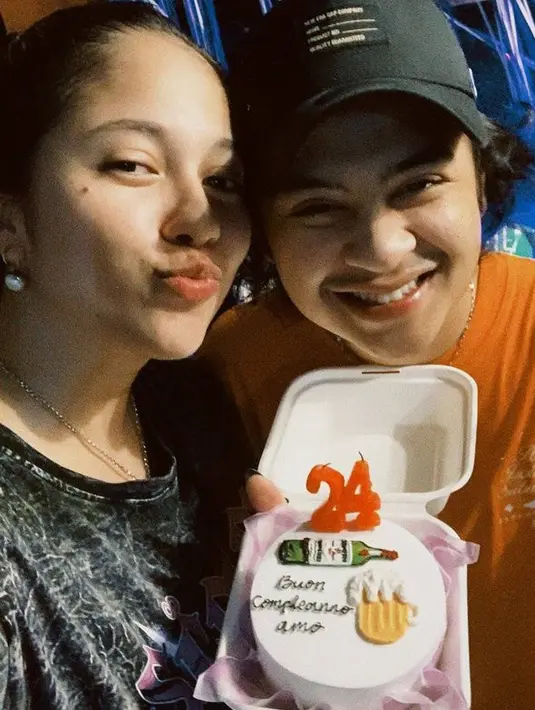 <p>Ini adalah momen saat Sitha merayakan ulang tahun Bastian yang ke-24. Senyum mereka yang merekah seakan memperlihatkan betapa bahagiannya pasangan ini. [Foto: instagram.com/bastiansteel/sithamarino]</p>