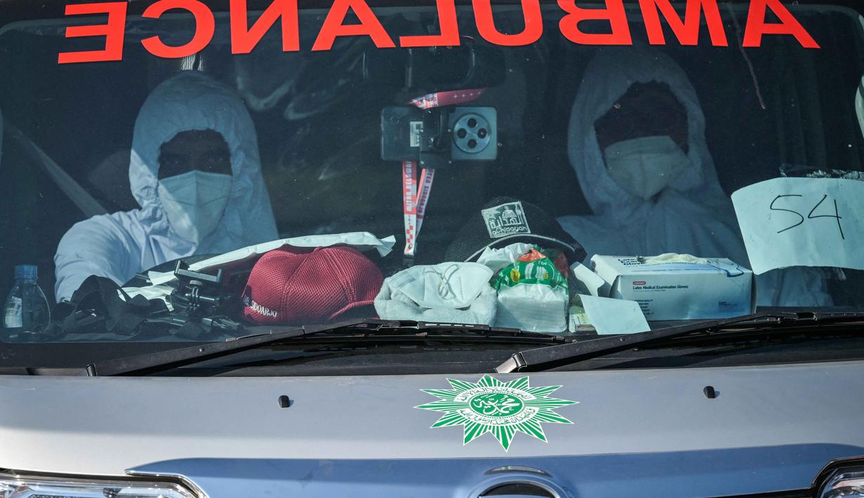 Seluruh jenazah yang ditemukan langsung dibawa ke RS Bhayangkara Surabaya, Jawa Timur untuk dilakukan identifikasi lebih lanjut oleh tim Disaster Victim Identification (DVI). (JUNI KRISWANTO/AFP)