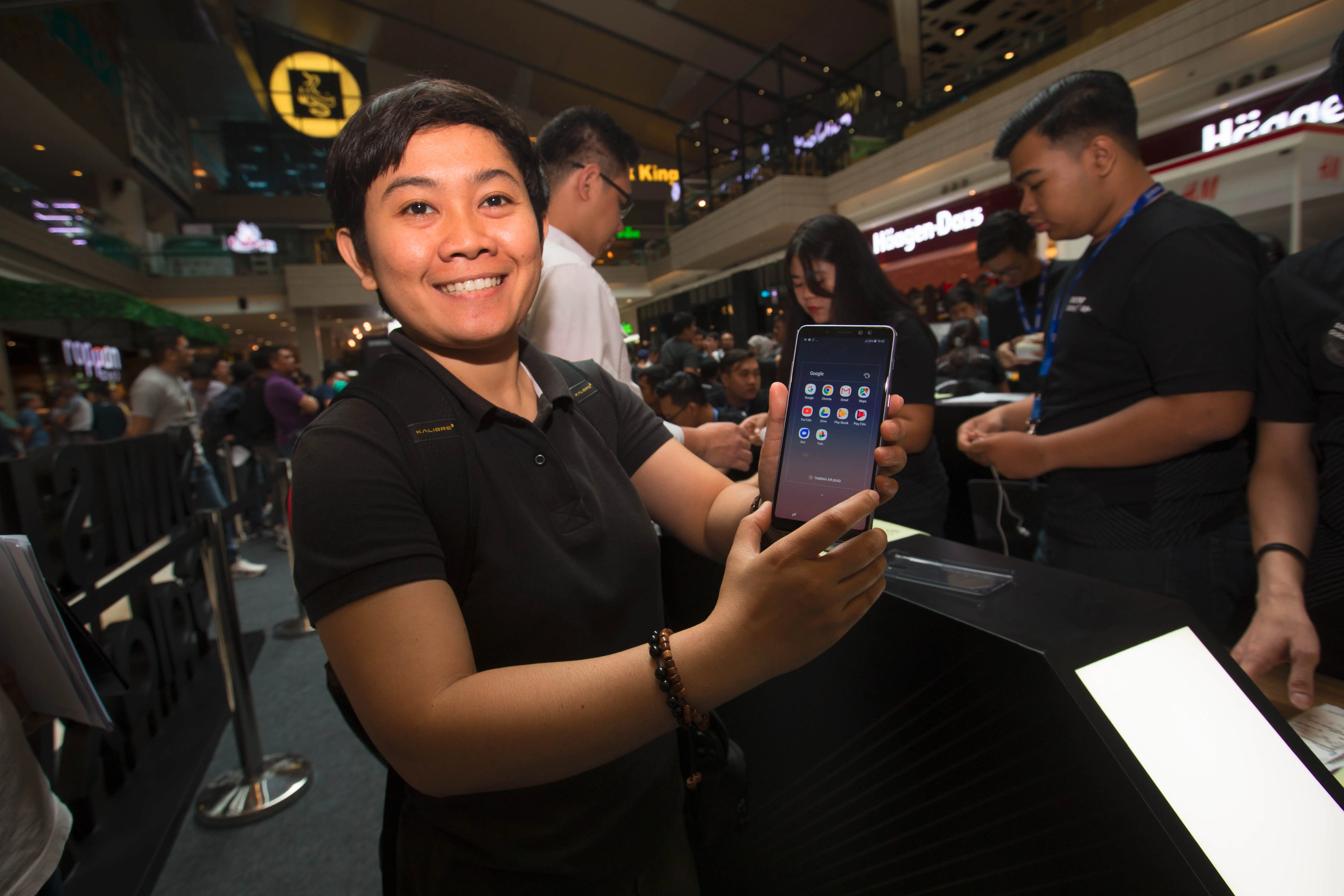 Konsumen melakukan unboxing perangkat Galaxy A8 yang baru dibelinya di Consumer Launch Galaxy A8 di mall Kota Kasablanka, Jakarta (Foto: Dokumentasi Samsung)