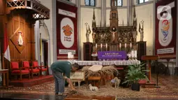 Menjelang perayaan Hari Raya Natal 2024, berbagai persiapan terus dilakukan pengurus Gereja Katedral Jakarta atau Gereja Santa Maria Diangkat Ke Surga. (Liputan6.com/Herman Zakharia)