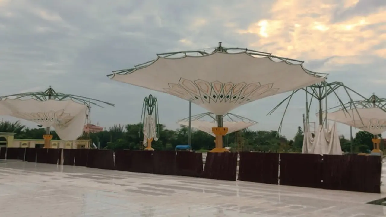 Kondisi payung elektrik Masjid Raya An-Nur Pekanbaru yang patah usai diterjang hujan deras dan angin kencang.