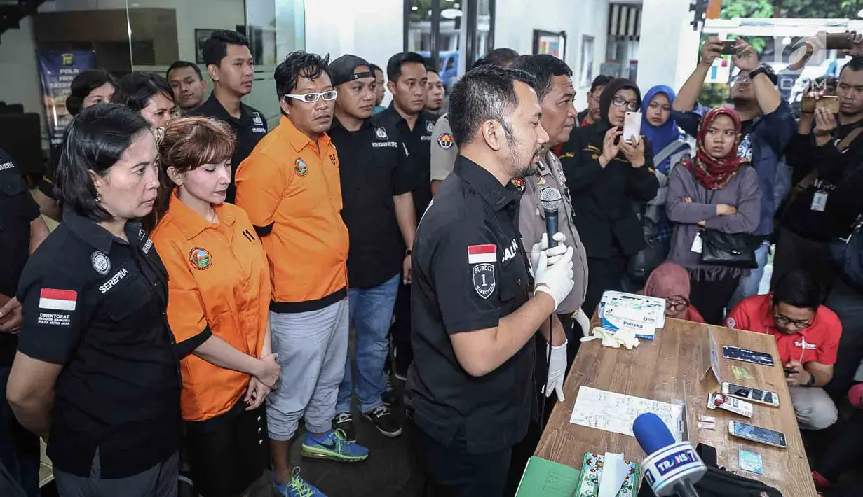 Direktorat Reserse Narkoba Polda Metro Jaya menjelaskan kronologi penangkapan Roro Fitria terkait kasus penyalahgunaan narkoba, Jakarta, Kamis (15/2). Penangkapan bermula dari laporan warga mengenai rencana transaksi jual beli narkoba. (Liputan6.com/Pool)