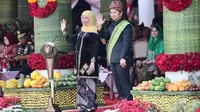 Khofifah dan Emil Dardak saat acara HUT Jatim di Grahadi Surabaya. (Dian Kurniawan/Liputan6.com)