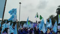 Sejumlah aliansi buruh menyemut di Patung Kuda Arjuna Wiwaha Jakarta Pusat pada Rabu (1/5/2024). (Ady Anugrahadi).