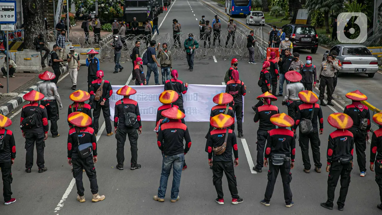 Unjuk Rasa Buruh Jelang Sidang Gugatan UU Omnibus Law Ciptaker