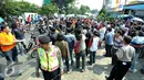 Warga  yang ingin menyaksikan dari dekat langsung memadati lokasi rekonstruksi penembakkan bos beras yang digelar Jatanras Polda Metro Jaya, Jakarta, Kamis (17/6/2015). Tujuh orang pelaku memperagakan 20 adegan rekonstruksi. (Liputan6.com/Yoppy Renato)
