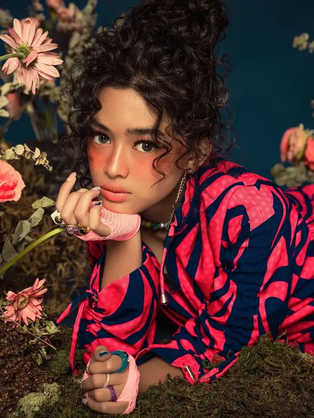 7 Gaya Pemotretan Terbaru Aqeela Calista dengan Makeup Tebal Ini Curi Perhatian