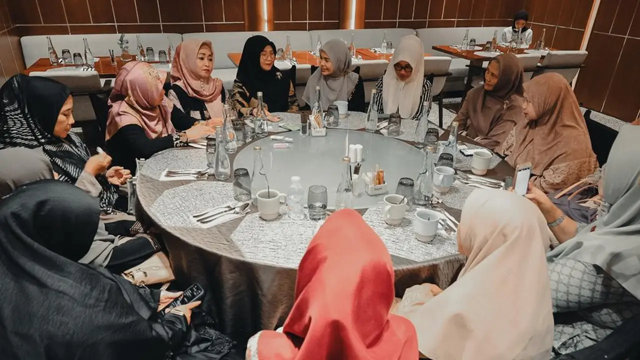 Istri dari Ganjar Pranowo, Siti Atikoh Supriyanti berdiskusi dengan Nyai dan Ning di Surabaya, Jawa Timur. (Istimewa)