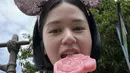 <p>Masih di Disneyland, Laura Basuki tampil tanpa makeup sambil menggigit ice cream. Tampil dengan bondu Minnie Mouse pinknya. (@laurabas)</p>