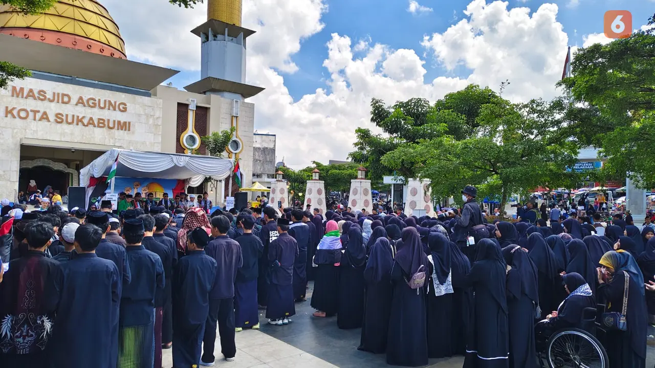 Ratusan umat muslim gelar aksi solidaritas untuk Palestina di Alun-alun Kota Sukabumi. (Liputan6.com/Fira Syahrin).