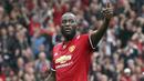 Striker Manchester United, Romelu Lukaku, merayakan gol yang dicetaknya ke gawang Crystal Palace pada laga Premier League di Stadion Old Trafford, Manchester, Sabtu (30/9/2017). MU menang 4-0 atas Palace. (AP/Martin Rickett)