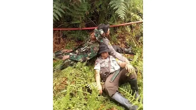 7 Potret Relawan Pemadam kebakaran Hutan dan Lahan Ini Bikin Haru