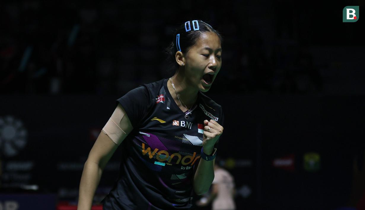 Tunggal putri andalan Indonesia, Putri Kusuma Wardani melakukan selebrasi usai mendapatkan poin pada pertandingan melawan wakil Taiwan, Sung Shuo Yun dalam babak 32 besar Indonesia Masters 2026 di Istora Senayan, Jakarta pada Rabu (21/01/2026). (Bola.com/Abdul Aziz)