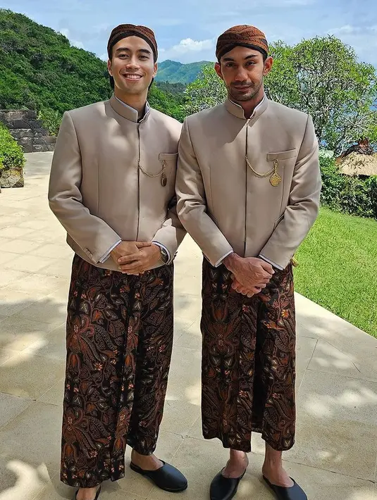 Vidi Aldiano dan Reza Rahadian hadir sebagai bride man mengenakan beskap warna coklat dipadukan bawahan kain lilit batik lengkap dengan blangkonnya.  [@vidialdiano]