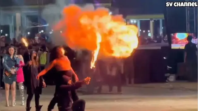 6 Momen Detik-Detik Jenggot Limbad Terbakar saat Atraksi Sembur Api, Bikin Panik