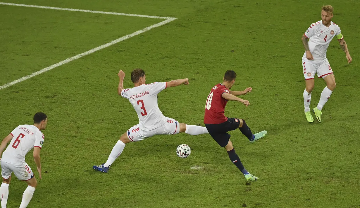 Pada menit ke-49, Republik Ceska memperkecil ketertinggalan berkat umpan matang Vladimir Coufal dari sisi kanan yang mampu disambar oleh tendangan Patrik Schick yang menorehkan gol ke-5 di turnamen ini. (Foto: AP/Pool/Dan Mullan)