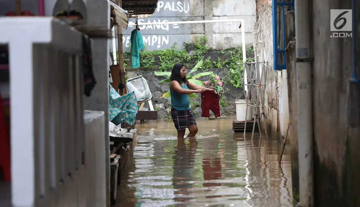 Warga melintasi banjir yang menggenangi kawasan Cilandak Timur, Jakarta Selatan, Selasa (22/1). Hujan deras yang mengguyur Jakarta dan sekitarnya sejak pagi menyebabkan banjir di sejumlah sudut Ibu Kota. (Liputan6.com/Immanuel Antonius)