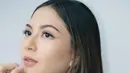 Jessica juga tampil dengan makeup flawlessnya, terlihat hanya mengenakan lipstik nude dan blush on coklat tipis ditambah eyeliner untuk mempertajam mata.  [@jscmila]