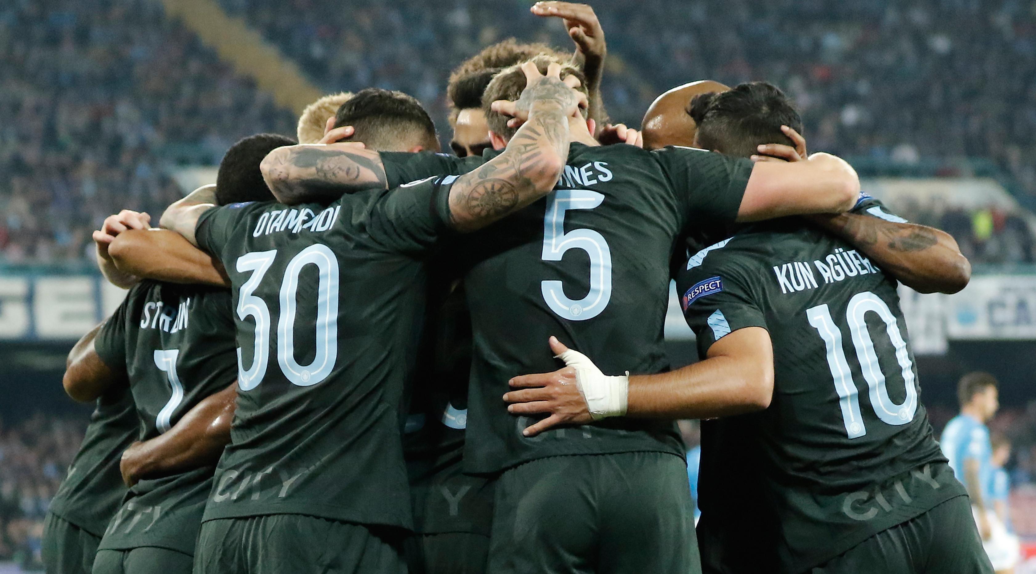 Pemain Manchester City merayakan gol Nicolas Otamendi ke gawang Napoli pada laga Grup F Liga Champions di Stadio San Paolo, Rabu (1/11/2017). (AFP/Carlo Hermann)