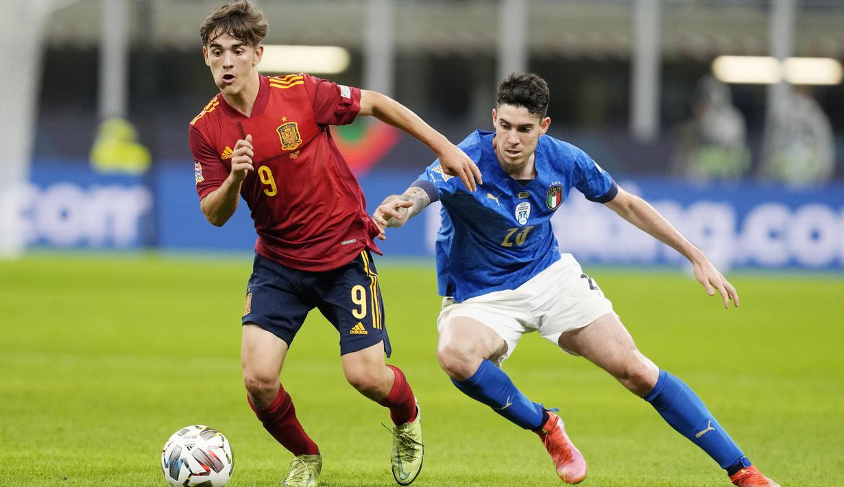 Pemain jebolan akademi Barcelona ini baru saja memecahkan rekor di Timnas Spanyol sebagai pemain termuda dalam sejarah. 
Gelandang tengah ini usianya baru menginjak 17 tahun 62 hari. (AP/Antonio Calanni)