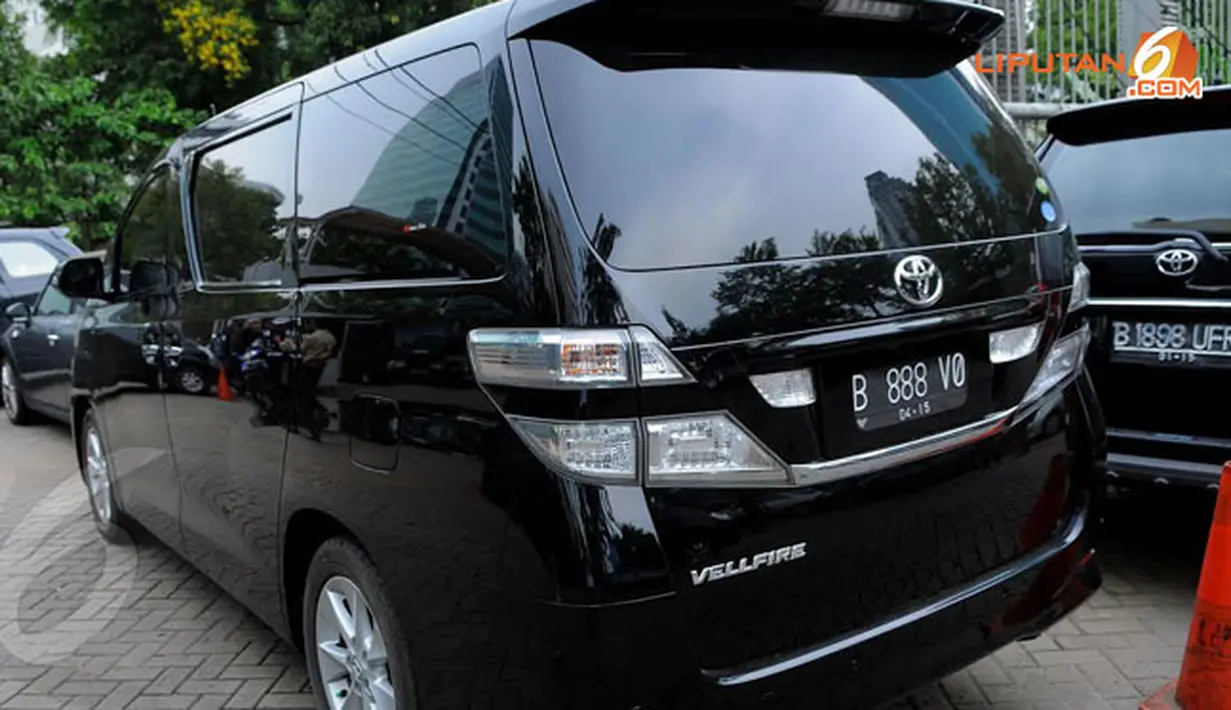 Toyota Velvire ini disita dari tangan Wakil Ketua DPRD Banten, Toni Fatoni Mukhson (Liputan6.com/Faisal R Syam)