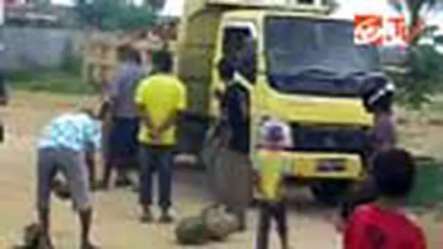 Puluhan pedagang pasar Baubau, Sulawesi Tenggara, menyandera truk yang melintas dengan memblokade jalan. Pedagang marah karena dagangan mereka terkena debu saat truk melintas. 