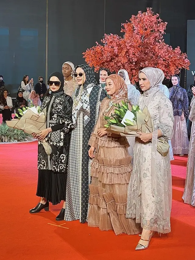 7 Potret Dinda Hauw Jadi Model Catwalk di Dubai Modest Fashion Week, Tampil Elegan