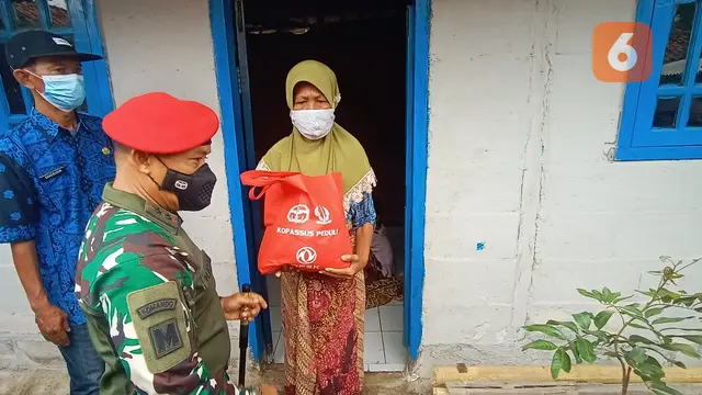 Danjen Kopassus, Mayjen Mohammad Hasan, Berikan Bantuan Sembako Dan Bibit Pohon Ke Rumah Warga Di Kabupaten Serang, Banten. (Jumat. 05/11/2021). (Liputan6.com/Yandhi Deslatama).