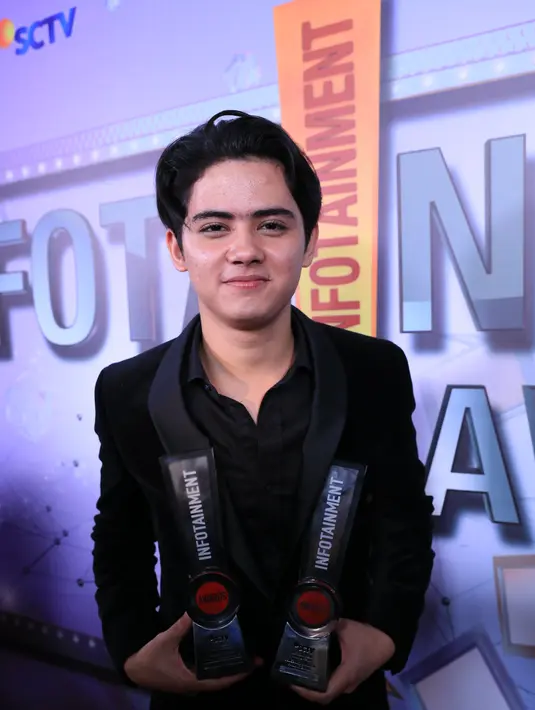 Pesinetron yang biasa dipanggil Ali itu juga terkejut bisa mendapatkan penghargaan sebagai Pria Paling Fashionable. Ia mengaku orang yang cuek dalam berpakaian. (Adrian Putra/Bintang.com)