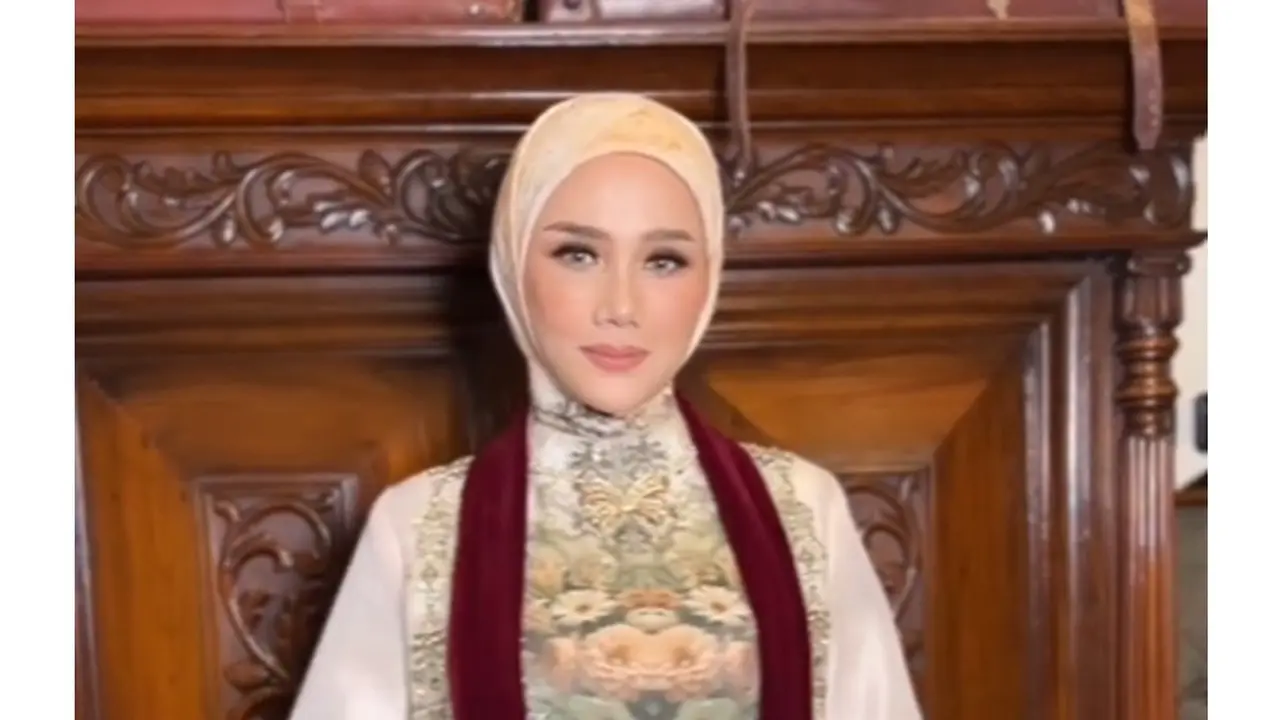 6 Potret Detail Kaftan Mulan Jameela di Pengajian Al Ghazali, Dibalut Outer Mewah