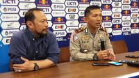 Caption: Kasatlantas Polres Bandung, AKP Hasby Ristama didampingi General Coordinator Panpel Persib, Budhi Bram Racman saat jumpa wartawan di Graha Persib, Jl. Sulanjana, Bandung, Minggu (10/2/2019). (Bola.com/Erwin Snaz)