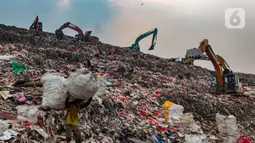 Saat ini, TPA Cipayung sudah mengalami kelebihan kapasitas beban untuk menampung sampah. (merdeka.com/Arie Basuki)