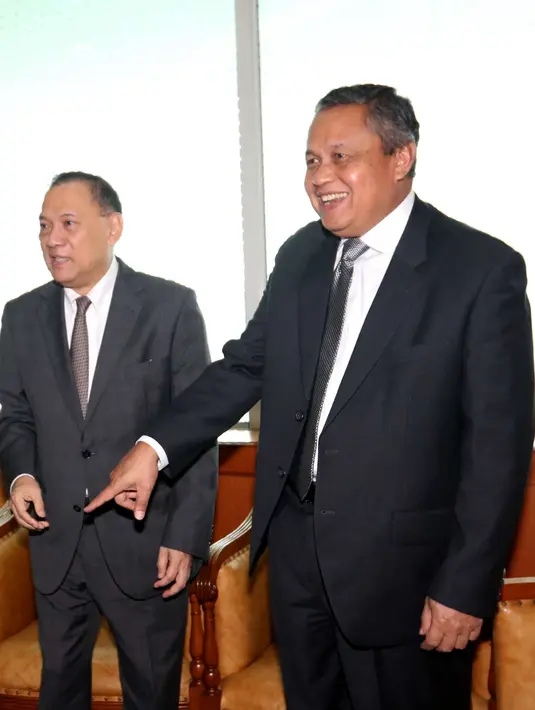 Gubernur BI Agus Martowardojo (kiri) saat bersama Gubernur BI terpilih Perry Warjiyo  di Gedung DPR, Jakarta, Selasa (3/4). Perry Warjito terpilih menjadi Gubernur BI untuk periode 2018-2023. (Liputan6.com/Angga Yuniar)
