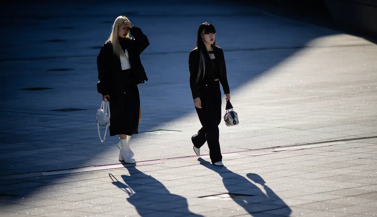 Para peserta berjalan-jalan selama Seoul Fashion Week Spring/Summer 2023 di Dongdaemun Design Plaza di Seoul pada 12 Oktober 2022. Sejumlah desainer lokal turut menampilkan karya mereka pada gelaran fashion ini. (AFP/Anthony Wallace)