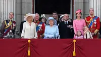 Keluarga kerajaan Inggris menyaksikan Trooping the Color Parade di balkon Istana Buckhingham, London, Sabtu (17/6) (CHRIS J RATCLIFFE / AFP)