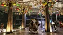 Pengunjung berfoto dengan dekorasi Natal menghiasi mal Central Park, Jakarta, Rabu (11/12/2019). Sejumlah pusat perbelanjaan di Jakarta mulai memasang dekorasi Natal untuk menarik minat pengunjung agar datang dan berbelanja. (Liputan6.com/Johan Tallo)