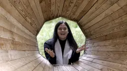 Mahasiswa arsitektur interior bernama Brigit Õigus berpose di megafon raksasa dari kayu di dalam hutan Estonia, 28 September 2015. Megafon ini dibuat untuk mendengarkan suara hutan dan mahluk yang tinggal di dalamnya (REUTERS/Ints Kalnins)