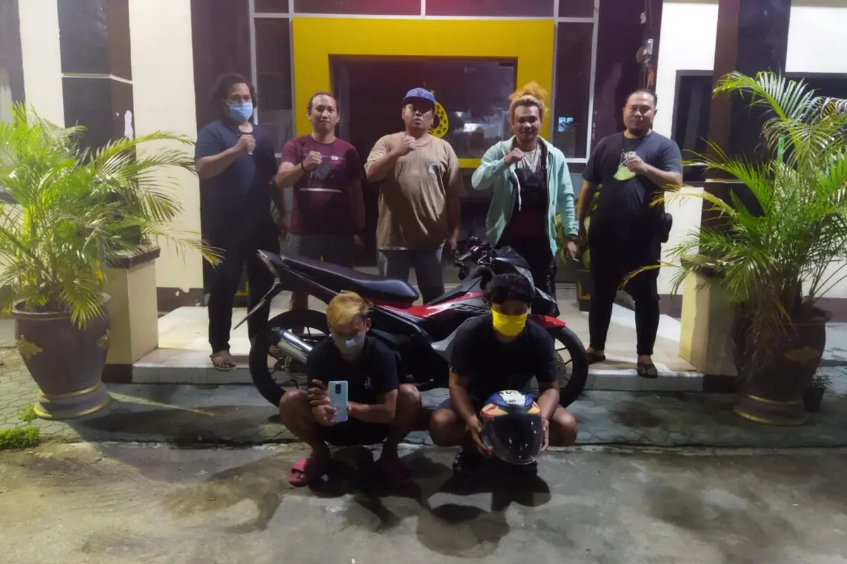 Kedua Pelaku saat diringkus Polres Bone Bolango (Bonebol), Gorontalo (Arfandi/Liputan6.com)