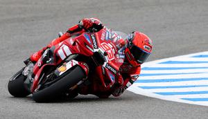 Pembalap Ducati Lenovo, Marc Marquez, berhasil meraih pole position setelah mengukir waktu tercepat pada kualifikasi MotoGP Spanyol 2026 di Sirkuit Jerez, Sabtu (25/04/2026) sore WIB. (AFP/Pierre-Philippe MARCOU)